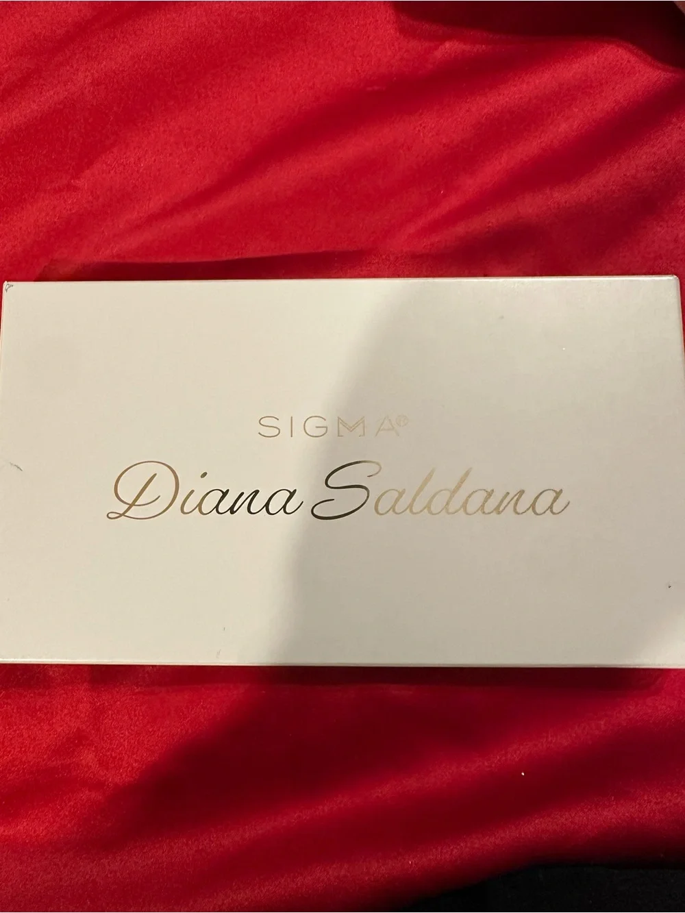 Sigma eyeshadow palette.